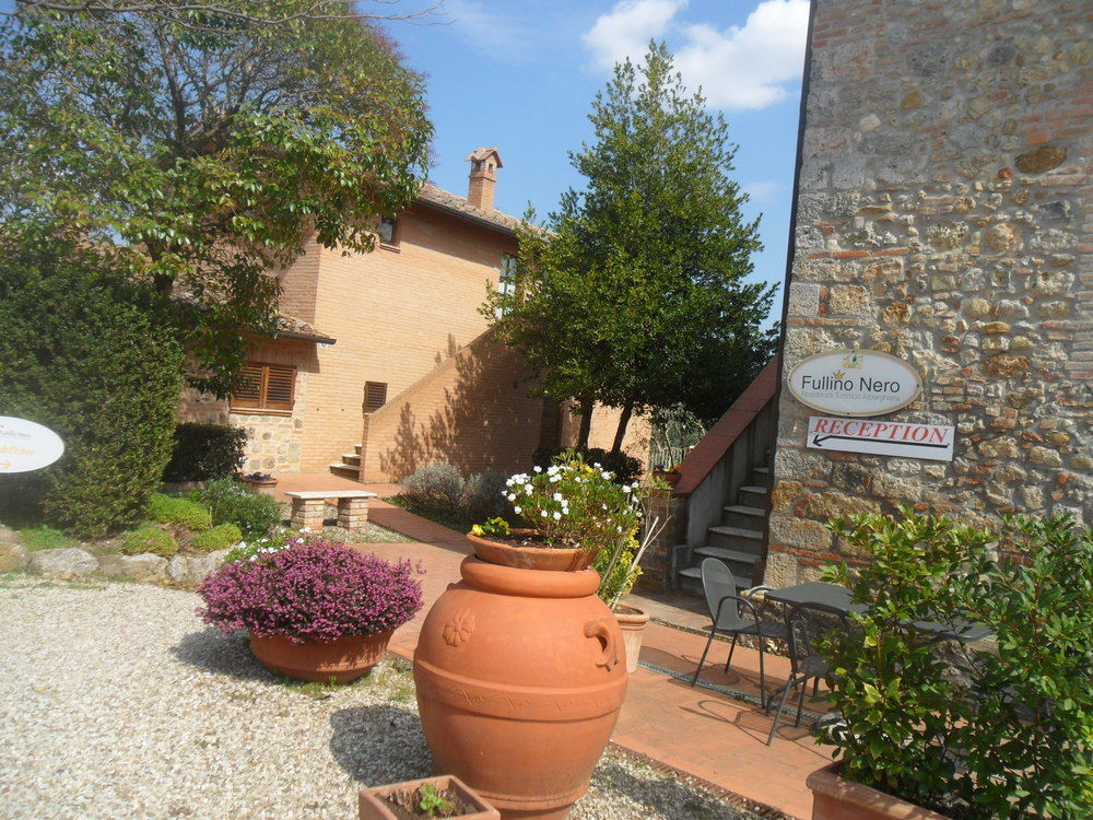Fullino Nero Rta - Residenza Turistico Alberghiera Siena Exterior foto